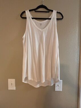 a.n.a White V-Neck Swing Tank Top